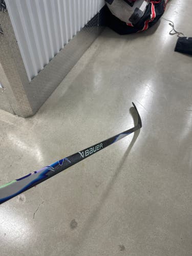 Intermediate Bauer Vapor Flylite Right Handed Hockey Stick P92M 65 Flex (New)