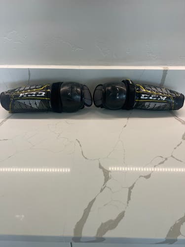 Youth CCM Vector Pro 11" Shin Pads (Used)
