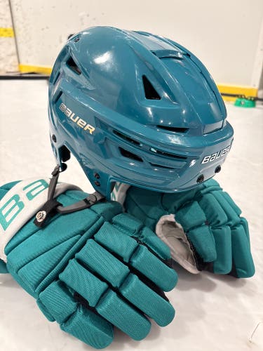 Large Bauer Re-Akt 155 Helmet (New)