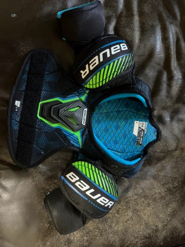 Large Youth Bauer X Shoulder Pads (Used)