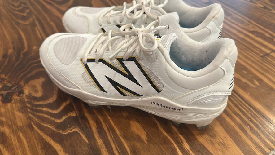 White Men's Size M 10.0 (W 11.0) New Balance Low Top (Used)