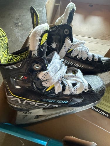2021 Bauer Vapor 3X Hockey Skates Size 2 (Used)