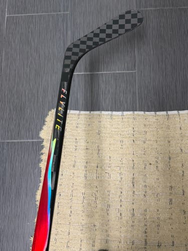 Intermediate Bauer Vapor Hyperlite 2 Right Handed Hockey Stick P92 65 Flex Pro Stock (New)
