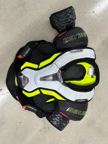 Medium Junior Bauer Vapor Hyperlite Shoulder Pads (Used)