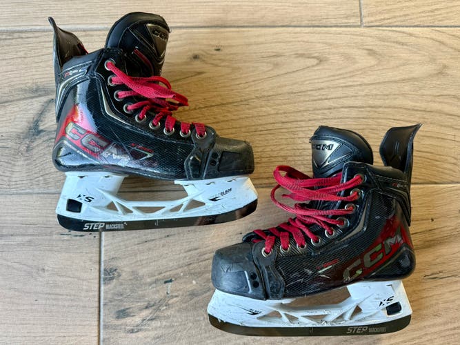 2025 CCM JetSpeed FT8 Pro Hockey Skates Regular Width Size 3.5 (Used)
