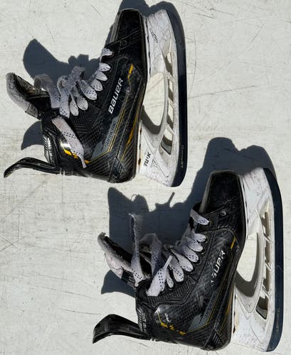 Black 2022 Bauer Supreme M5 Pro Hockey Skates Size 5.5 (Used)