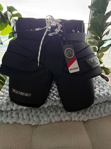 Senior XL Vaughn VX1 Pro Hockey Goalie Pants in Chicago Blackhawks colours(New)