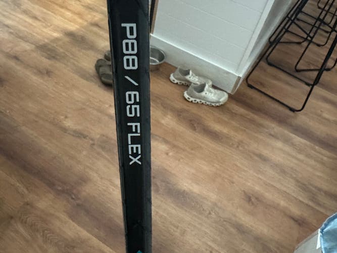 Intermediate Bauer Pulse Right Handed Hockey Stick P88 65 Flex (Used)