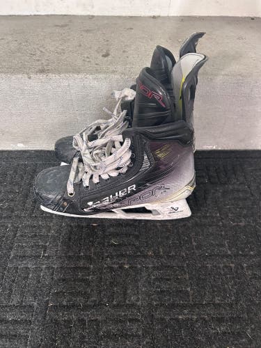 2023 Bauer Vapor Hyperlite 2 Hockey Skates 7.5 (Used)