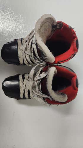 Bauer Vapor X2.7 Hockey Goalie Skates Regular Width Size 3.5 (Used)
