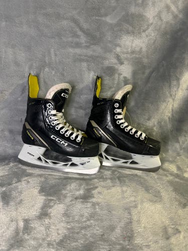 Junior CCM AS-560 Hockey Skates Regular Width Size 2 (Used)