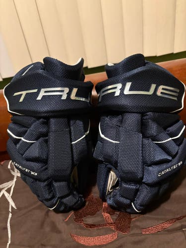True Catalyst 7X3 Gloves Junior size 12