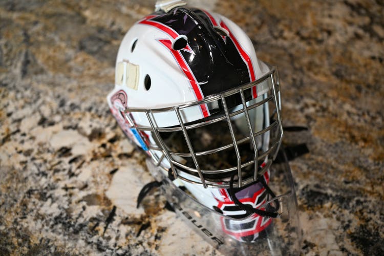 Junior 2025 Bauer 950 Goalie Mask w/ Bauer dangler (Used)