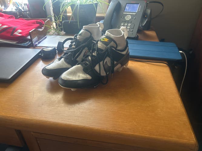 Unisex Size M 9.0 (W 10.0) Nike Low Top Molded Cleats (Used)