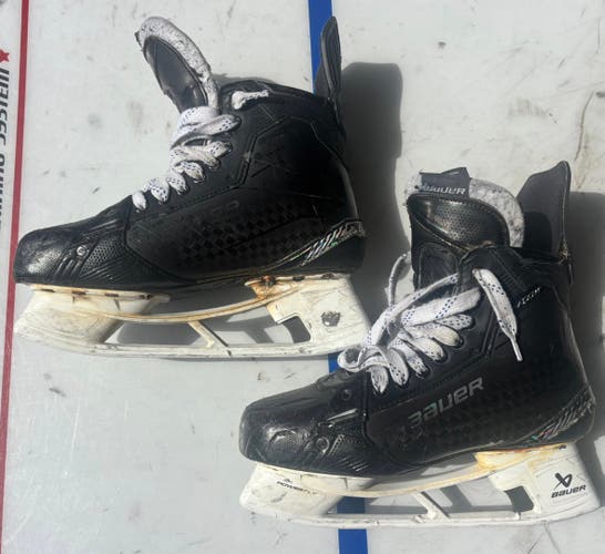 Black 2024 Bauer Supreme Shadow Hockey Skates Regular Width Pro Stock 9 (Used)