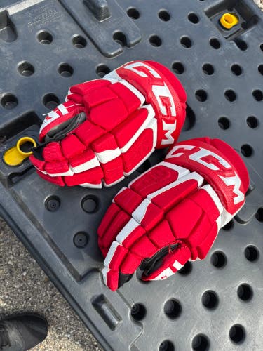 CCM U+ 08 Gloves 14" (New)
