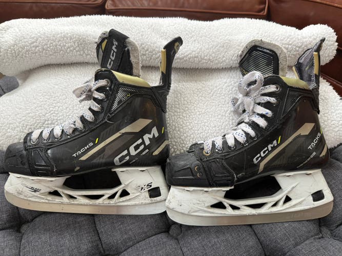 2022 CCM AS-V Hockey Skates Regular Width Size 3.5 (Used)
