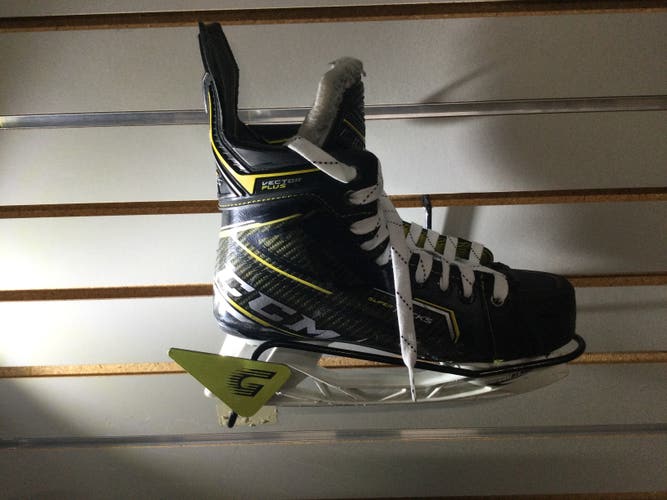 CCM Super Tacks Hockey Skates Extra Wide Width 7 (Used)