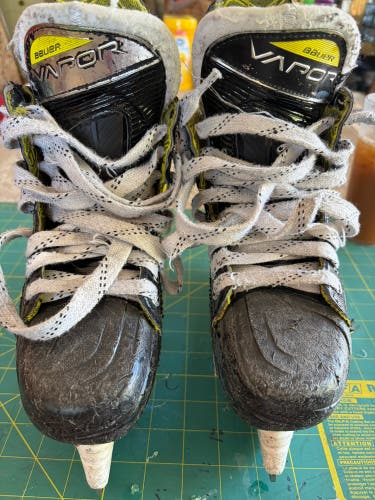 2021 Bauer Vapor 3X Hockey Skates Regular Width Size 3.5 (Used)