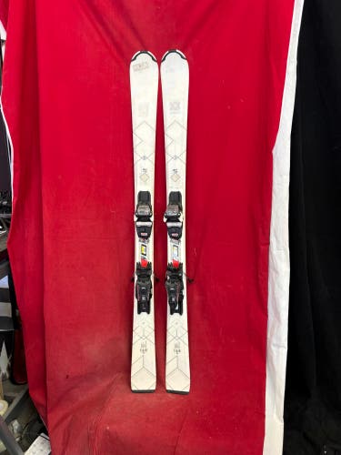 Skis: Völkl Flair women's skis, a model for all-mountain carving. 144cm.
Bindings: Marker Motion
Bin