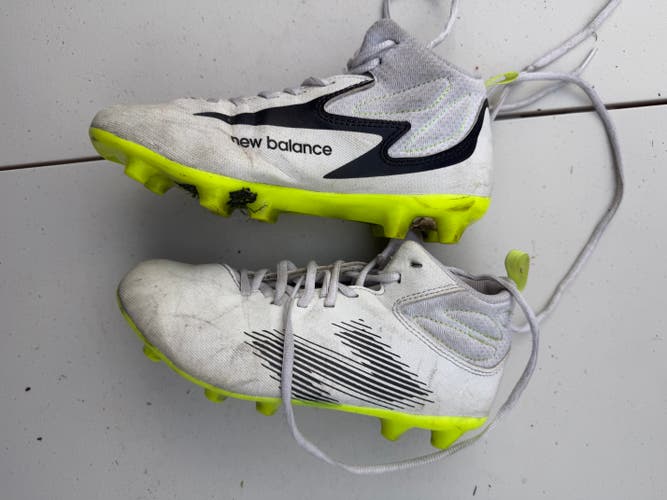 White Unisex 3Y (Big Kids / Youth) Youth New Balance Mid Top Molded Cleats (Used)