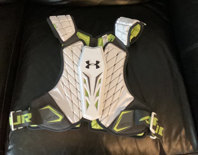 Medium Adult Under Armour Command pro Shoulder Pads (New)