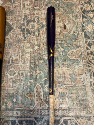 2019 Victus V243 Maple Bat (-3) 30.5 oz 33.5" (Used)