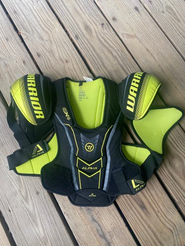 Men's Large Senior Warrior Alpha QX4 Shoulder Pads (Used)