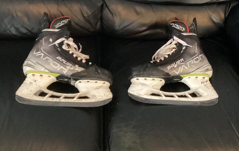 Black 2021 Bauer Vapor Hyperlite Hockey Skates Regular Width 10 (Used)