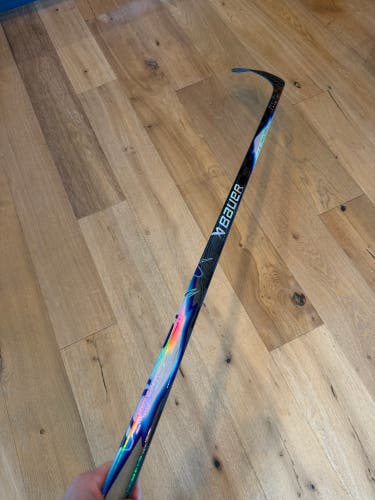 Intermediate Bauer Vapor Flylite Right Handed Hockey Stick P28 65 Flex (New)