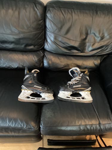 Black 2016 Bauer Supreme S180 Hockey Skates Regular Width Size 5 (Used)