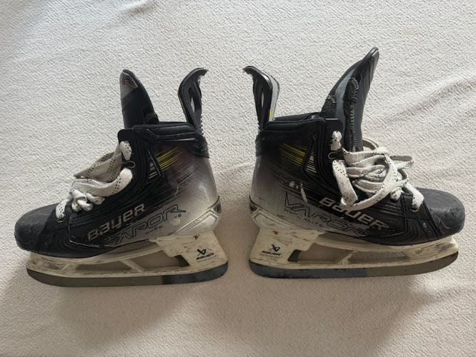 2023 Bauer Vapor Hyperlite 2 Hockey Skates Size 5.5 (Used)