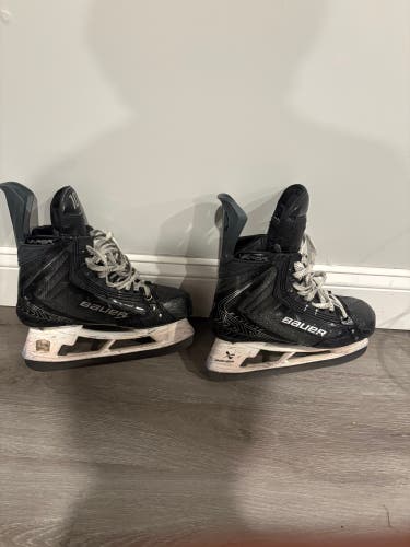 Black 2025 Bauer Vapor Flylite Hockey Skates Regular Width Size 5.5 (Used)