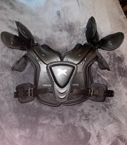 Medium Youth Xenith Flyte Shoulder Pads (Used)