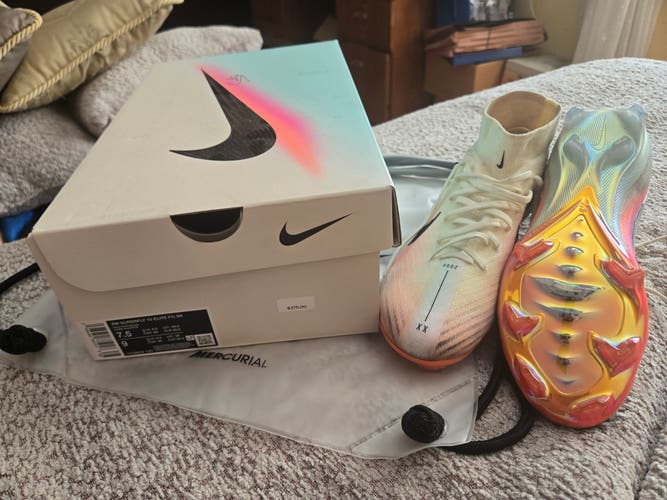 Size M 7.5 (W 8.5) Nike Cleats (New)