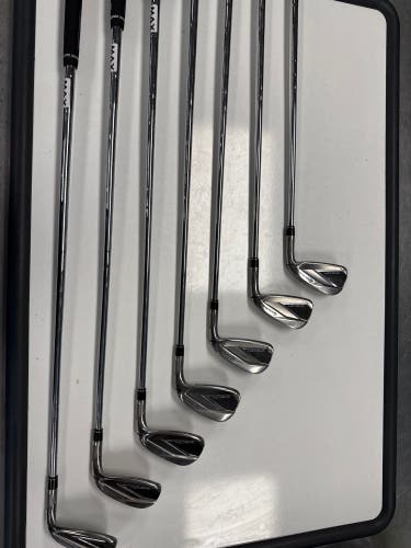 Men's 2022 TaylorMade Stealth Right Handed Iron Set Regular Flex (7 Clubs) #5 - #9, PW, GW 36" (Used