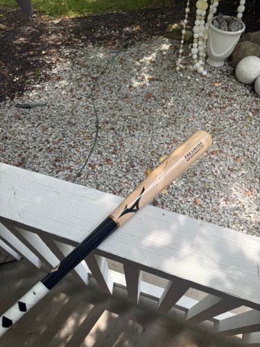 Mizuno MZP271 Maple Bat (-3) 30 oz 33" (Used)