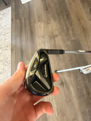 2016 TaylorMade M2 Right Handed Iron Set (8 Clubs) #4 - #9, PW, AW (Bag Included)
