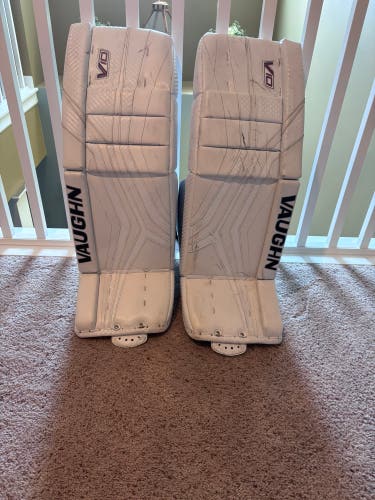 33" Vaughn Velocity Pro V10 Goalie Leg Pads (Used)