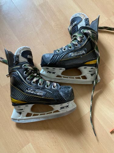 Bauer Supreme Hockey Skates Size 8 youth Used)