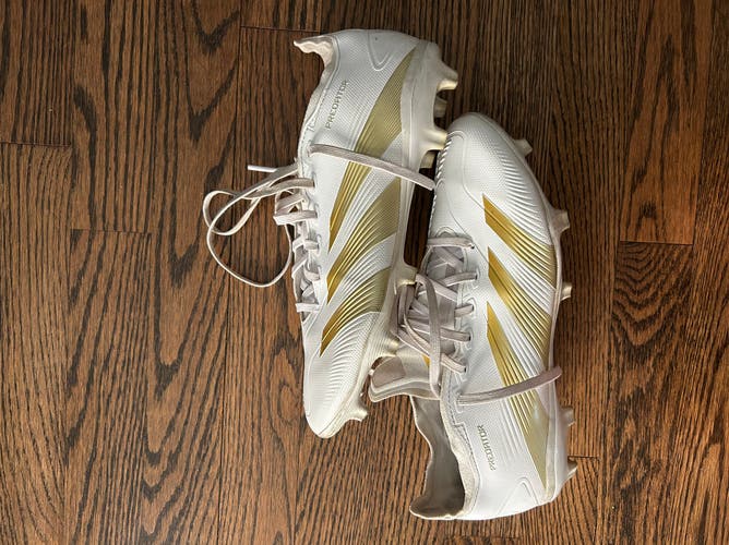 Unisex Size M 8.0 (W 9.0) Adidas Cleats (Used)