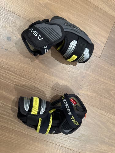 Junior Medium CCM Tacks AS-V Elbow Pads (Used)