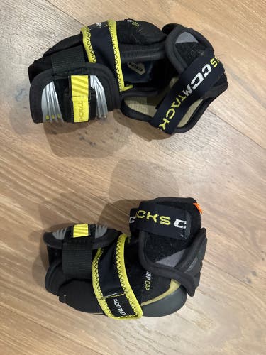 Junior Medium CCM Tacks AS-V Elbow Pads (Used)