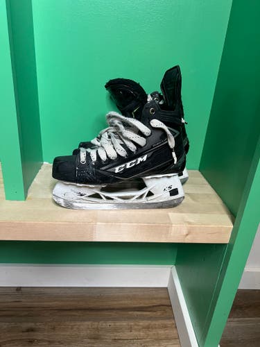 CCM Ribcor 80K Hockey Skates Regular Width Size 5.5 (Used)