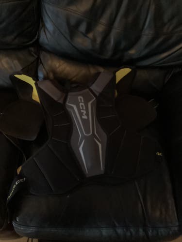 Men's Medium Senior CCM Tacks Classic Shoulder Pads (Used)