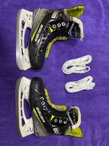 2023 Bauer Vapor X4 Hockey Skates Regular Width Size 3.5 (Used)