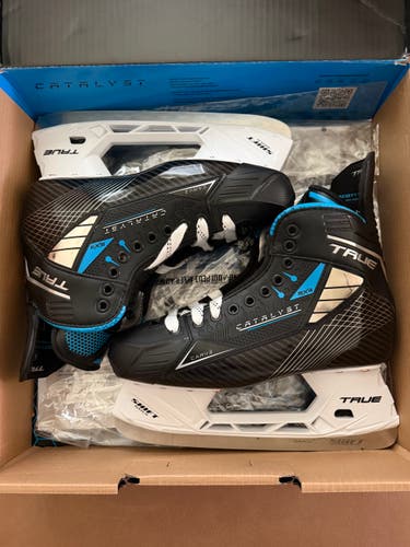 LIKE NEW True Catalyst 5x4 Skates Size 9 Wide 3/4” blade cut Both oven bags.