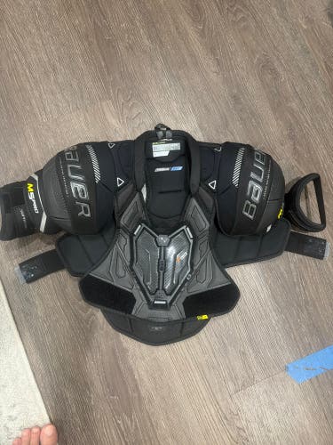 Large Intermediate Bauer Supreme M5 Pro Shoulder Pads (Used)