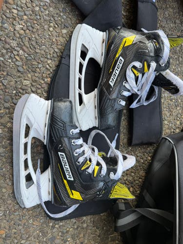 Black Bauer Supreme M4 Hockey Skates Regular Width Size 2.5 (Used)