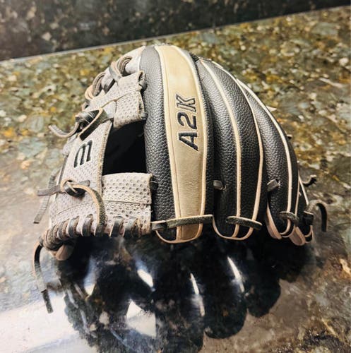 2025 Catcher's LH Wilson 1787 Baseball Glove 11.75" (Used)